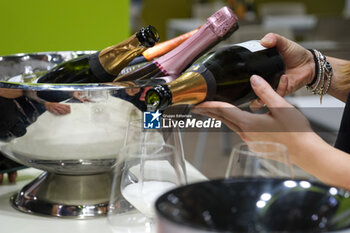 2024-04-14 - Sommerlier serve a glass of Italian sparkling wines to visitors at the 56th Edition of Vinitaly, Internation exposition of wine and Spirits in Verona fair on April 14, 2024 in Verona. Italy - 56TH EDITION OF VINITALY - INTERNATIONAL EXPO OF WINE AND SPIRITS - NEWS - EVENTS