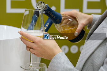 2024-04-14 - Sommelier serves a glass of Italian sparkling wines to visitors at the 56th Edition of Vinitaly, Internation exposition of wine and Spirits in Verona fair on April 14, 2024 in Verona. Italy - 56TH EDITION OF VINITALY - INTERNATIONAL EXPO OF WINE AND SPIRITS - NEWS - EVENTS