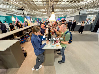 2024-04-14 - General view of visitors at the 56th Edition of Vinitaly, Internation exposition of wine and Spirits in Verona fair on April 14, 2024 in Verona. Italy - 56TH EDITION OF VINITALY - INTERNATIONAL EXPO OF WINE AND SPIRITS - NEWS - EVENTS