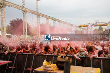 2024-06-15 - The people under stage waiting for the colors - HOLI DANCE FESTIVAL  - NEWS - EVENTS