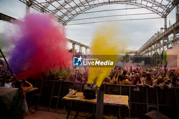 2024-06-15 - The people under stage waiting for the colors - HOLI DANCE FESTIVAL  - NEWS - EVENTS