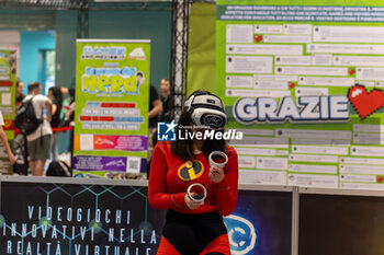 2024-06-21 - Cosplayer playing VR - COMICON BERGAMO - DAY 1 - REPORTAGE - EVENTS