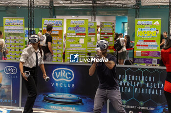 2024-06-21 - Visitors playing VR - COMICON BERGAMO - DAY 1 - REPORTAGE - EVENTS