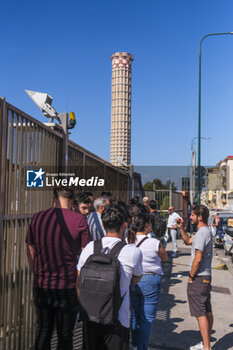 2024-06-24 - At the Park Gate of the former Italsider industrial area two profiling days open, where it will be possible to apply for the job profiles required in the calls for applications, a queue of people are about to apply for jobs to start the reclamation of the area - FIRST PROFILING DAY FOR FORMER ITALSIDER AREA RECLAMATION WORKERS  - NEWS - WORK