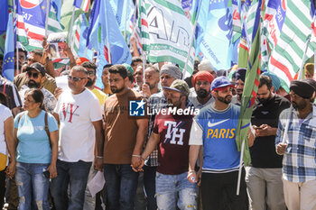 2024-06-25 - Latina, trade unions in the square with the Indian community to say no more to 'caporalato' after the death of farm labourer Satnam Singh who bled to death in a work-related accident following the severing of his arm veins. - LATINA, DEMONSTRATION AGAINST FARM LABOURERS FROM INDIA - NEWS - WORK