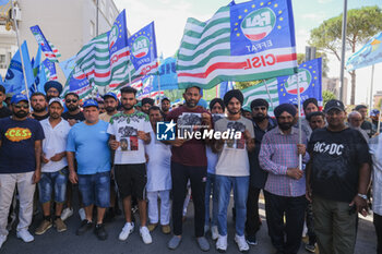 2024-06-25 - Latina, trade unions in the square with the Indian community to say no more to 'caporalato' after the death of farm labourer Satnam Singh who bled to death in a work-related accident following the severing of his arm veins. - LATINA, DEMONSTRATION AGAINST FARM LABOURERS FROM INDIA - NEWS - WORK