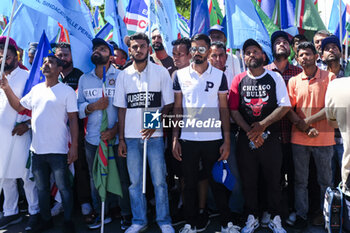 2024-06-25 - Latina, trade unions in the square with the Indian community to say no more to 'caporalato' after the death of farm labourer Satnam Singh who bled to death in a work-related accident following the severing of his arm veins. - LATINA, DEMONSTRATION AGAINST FARM LABOURERS FROM INDIA - NEWS - WORK