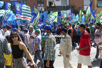 2024-06-25 - Latina, trade unions in the square with the Indian community to say no more to 'caporalato' after the death of farm labourer Satnam Singh who bled to death in a work-related accident following the severing of his arm veins. - LATINA, DEMONSTRATION AGAINST FARM LABOURERS FROM INDIA - NEWS - WORK