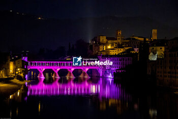 2024-01-25 - The Ponte degli Alpini in Bassano del Grappa turns pink, the symbolic color of the Giro d'Italia which will be held on Saturday 25 May 2024 - THE PONTE DEGLI ALPINI TURNS PINK FOR GIRO D'ITALIA - NEWS - PLACES