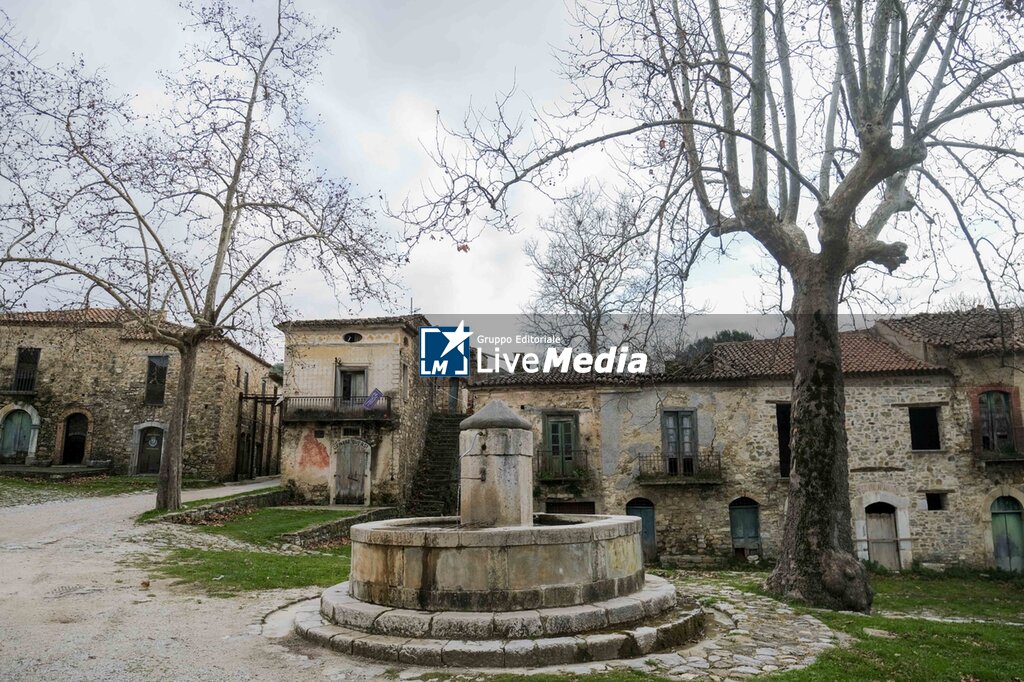 The uninhabited town of Roscigno Vecchio - REPORTAGE - PLACES