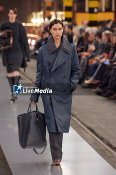 2024-02-23 - Irina Shayk walks the runway during Tod's collection show at the Milan Fashion Week Womenswear Autumn/Winter 2024-2025 on February 23, 2024 in Milan. ©Photo: Cinzia Camela. - TOD'S - FW 24-25 - FASHION SHOW - NEWS - FASHION