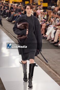 2024-02-23 - A model walks the runway during Tod's collection show at the Milan Fashion Week Womenswear Autumn/Winter 2024-2025 on February 23, 2024 in Milan. ©Photo: Cinzia Camela. - TOD'S - FW 24-25 - FASHION SHOW - NEWS - FASHION