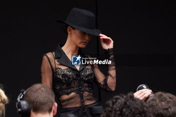 2024-02-24 - Bianca Balti arrives at the Dolce & Gabbana fashion show during the Milan Fashion Week Womenswear Fall/Winter 2024-2025 on February 24, 2024 in Milan, Italy. ©Photo: Cinzia Camela. - DOLCE & GABBANA - FW 24-25 - CELEBRITY ARRIVES - NEWS - FASHION