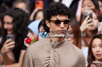 2024-06-15 - A guest arrives at the Emporio Armani fashion show during the Milan Menswear Spring/Summer 2025 on June 15, 2024 in Milan, Italy. ©Photo: Cinzia Camela. - EMPORIO ARMANI - MILAN FASHION WEEK - MENSWEAR SS 25 - CELEBRITIES - NEWS - FASHION