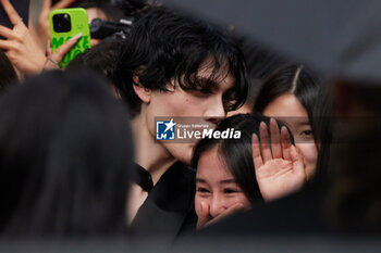 2024-06-15 - Biondo arrives at the Emporio Armani fashion show and kiss a fan during the Milan Menswear Spring/Summer 2025 on June 15, 2024 in Milan, Italy. ©Photo: Cinzia Camela. - EMPORIO ARMANI - MILAN FASHION WEEK - MENSWEAR SS 25 - CELEBRITIES - NEWS - FASHION