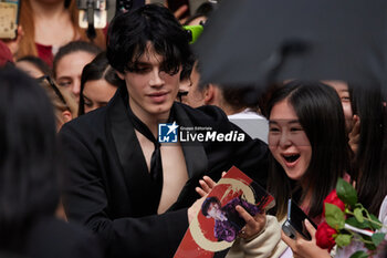 2024-06-15 - Biondo arrives at the Emporio Armani fashion show during the Milan Menswear Spring/Summer 2025 on June 15, 2024 in Milan, Italy. ©Photo: Cinzia Camela. - EMPORIO ARMANI - MILAN FASHION WEEK - MENSWEAR SS 25 - CELEBRITIES - NEWS - FASHION