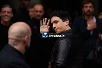 2024-06-15 - Tananai arrives at the Emporio Armani fashion show during the Milan Menswear Spring/Summer 2025 on June 15, 2024 in Milan, Italy. ©Photo: Cinzia Camela. - EMPORIO ARMANI - MILAN FASHION WEEK - MENSWEAR SS 25 - CELEBRITIES - NEWS - FASHION