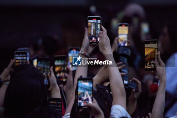 2024-06-15 - Jackson Yee fans with mobiles at the Emporio Armani fashion show during the Milan Menswear Spring/Summer 2025 on June 15, 2024 in Milan, Italy. ©Photo: Cinzia Camela. - EMPORIO ARMANI - MILAN FASHION WEEK - MENSWEAR SS 25 - CELEBRITIES - NEWS - FASHION