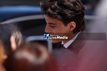 2024-06-16 - A guest leaves the Prada fashion show during the Milan Menswear Spring/Summer 2025 on June 16, 2024 in Milan, Italy. ©Photo: Cinzia Camela. - PRADA - SS 25 - CELEBRITIES - NEWS - FASHION