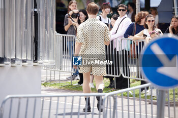 2024-06-16 - A guest leaves the Prada Spring/Summer 2025 Menswear Fashion Show on June 16, 2024 in Milan, Italy.©Photo: Cinzia Camela. - PRADA - SS 25 - CELEBRITIES - NEWS - FASHION