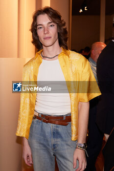 2024-06-16 - A guest is seen at the Tod's presentation during the Milan Menswear Spring/Summer 2025 on June 16, 2024 in Milan, Italy. ©Photo: Cinzia Camela. - TOD'S PRESENTATION - MILAN FASHION WEEK - MENSWEAR SS 25 - CELEBRITIES - NEWS - FASHION