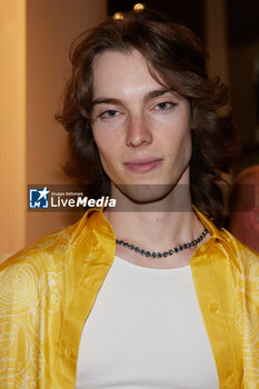 2024-06-16 - A guest is seen at the Tod's presentation during the Milan Menswear Spring/Summer 2025 on June 16, 2024 in Milan, Italy. ©Photo: Cinzia Camela. - TOD'S PRESENTATION - MILAN FASHION WEEK - MENSWEAR SS 25 - CELEBRITIES - NEWS - FASHION