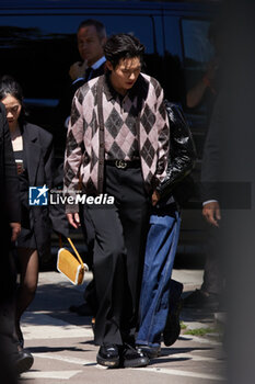 2024-06-17 - Billkin is seen at the Gucci Men's Spring Summer 2025 Fashion Show during the Milan Fashion Week Menswear Spring/Summer 2025 at Triennale di Milano on June 17, 2024 in Milan, Italy. ©Photo: Cinzia Camela. - GUCCI - MEN'S SPRING SUMMER 2025 FASHION SHOW - CELEBRITIES - NEWS - FASHION