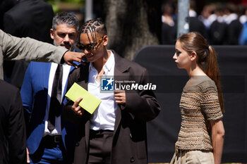 2024-06-17 - Alexandre Grimaldi and Savannah Hennessy are seen after the Gucci Men's Spring Summer 2025 Fashion Show during the Milan Fashion Week Menswear Spring/Summer 2025 at Triennale di Milano on June 17, 2024 in Milan, Italy. ©Photo: Cinzia Camela. - GUCCI - MEN'S SPRING SUMMER 2025 FASHION SHOW - CELEBRITIES - NEWS - FASHION