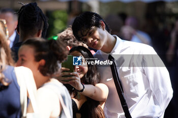 2024-06-17 - Jean Carlo Leon and a fan outside the Gucci Men's Spring Summer 2025 Fashion Show during the Milan Fashion Week Menswear Spring/Summer 2025 at Triennale di Milano on June 17, 2024 in Milan, Italy. ©Photo: Cinzia Camela. - GUCCI - MEN'S SPRING SUMMER 2025 FASHION SHOW - CELEBRITIES - NEWS - FASHION