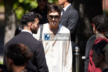 2024-06-17 - A guest leaves the Gucci Men's Spring Summer 2025 Fashion Show during the Milan Fashion Week Menswear Spring/Summer 2025 at Triennale di Milano on June 17, 2024 in Milan, Italy. ©Photo: Cinzia Camela. - GUCCI - MEN'S SPRING SUMMER 2025 FASHION SHOW - CELEBRITIES - NEWS - FASHION