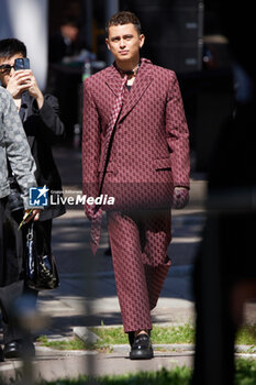 2024-06-17 - James Reid is seen leaving the Gucci Men's Spring Summer 2025 Fashion Show during the Milan Fashion Week Menswear Spring/Summer 2025 at Triennale di Milano on June 17, 2024 in Milan, Italy. ©Photo: Cinzia Camela. - GUCCI - MEN'S SPRING SUMMER 2025 FASHION SHOW - CELEBRITIES - NEWS - FASHION