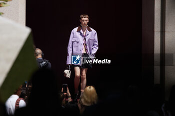 2024-06-17 - A model walks the runway the Gucci Men's Spring Summer 2025 Fashion Show during the Milan Fashion Week Menswear Spring/Summer 2025 at Triennale di Milano on June 17, 2024 in Milan, Italy. ©Photo: Cinzia Camela. - GUCCI - MILAN FASHION WEEK MEN'S SS 25 FASHION SHOW - OUTSIDE RUNWAY - NEWS - FASHION