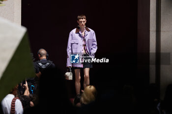 2024-06-17 - A model walks the runway the Gucci Men's Spring Summer 2025 Fashion Show during the Milan Fashion Week Menswear Spring/Summer 2025 at Triennale di Milano on June 17, 2024 in Milan, Italy. ©Photo: Cinzia Camela. - GUCCI - MILAN FASHION WEEK MEN'S SS 25 FASHION SHOW - OUTSIDE RUNWAY - NEWS - FASHION