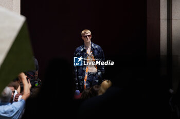 2024-06-17 - A model walks the runway the Gucci Men's Spring Summer 2025 Fashion Show during the Milan Fashion Week Menswear Spring/Summer 2025 at Triennale di Milano on June 17, 2024 in Milan, Italy. ©Photo: Cinzia Camela. - GUCCI - MILAN FASHION WEEK MEN'S SS 25 FASHION SHOW - OUTSIDE RUNWAY - NEWS - FASHION