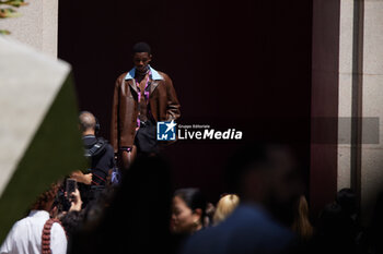 2024-06-17 - A model walks the runway the Gucci Men's Spring Summer 2025 Fashion Show during the Milan Fashion Week Menswear Spring/Summer 2025 at Triennale di Milano on June 17, 2024 in Milan, Italy. ©Photo: Cinzia Camela. - GUCCI - MILAN FASHION WEEK MEN'S SS 25 FASHION SHOW - OUTSIDE RUNWAY - NEWS - FASHION