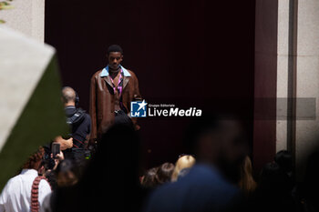 2024-06-17 - A model walks the runway the Gucci Men's Spring Summer 2025 Fashion Show during the Milan Fashion Week Menswear Spring/Summer 2025 at Triennale di Milano on June 17, 2024 in Milan, Italy. ©Photo: Cinzia Camela. - GUCCI - MILAN FASHION WEEK MEN'S SS 25 FASHION SHOW - OUTSIDE RUNWAY - NEWS - FASHION