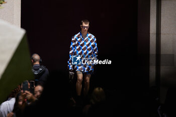 2024-06-17 - A model walks the runway the Gucci Men's Spring Summer 2025 Fashion Show during the Milan Fashion Week Menswear Spring/Summer 2025 at Triennale di Milano on June 17, 2024 in Milan, Italy. ©Photo: Cinzia Camela. - GUCCI - MILAN FASHION WEEK MEN'S SS 25 FASHION SHOW - OUTSIDE RUNWAY - NEWS - FASHION