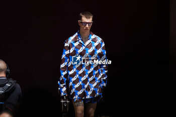 2024-06-17 - A model walks the runway the Gucci Men's Spring Summer 2025 Fashion Show during the Milan Fashion Week Menswear Spring/Summer 2025 at Triennale di Milano on June 17, 2024 in Milan, Italy. ©Photo: Cinzia Camela. - GUCCI - MILAN FASHION WEEK MEN'S SS 25 FASHION SHOW - OUTSIDE RUNWAY - NEWS - FASHION