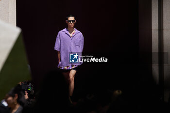 2024-06-17 - A model walks the runway the Gucci Men's Spring Summer 2025 Fashion Show during the Milan Fashion Week Menswear Spring/Summer 2025 at Triennale di Milano on June 17, 2024 in Milan, Italy. ©Photo: Cinzia Camela. - GUCCI - MILAN FASHION WEEK MEN'S SS 25 FASHION SHOW - OUTSIDE RUNWAY - NEWS - FASHION