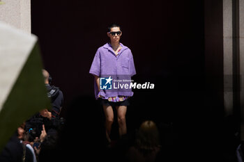 2024-06-17 - A model walks the runway the Gucci Men's Spring Summer 2025 Fashion Show during the Milan Fashion Week Menswear Spring/Summer 2025 at Triennale di Milano on June 17, 2024 in Milan, Italy. ©Photo: Cinzia Camela. - GUCCI - MILAN FASHION WEEK MEN'S SS 25 FASHION SHOW - OUTSIDE RUNWAY - NEWS - FASHION