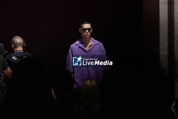 2024-06-17 - A model walks the runway the Gucci Men's Spring Summer 2025 Fashion Show during the Milan Fashion Week Menswear Spring/Summer 2025 at Triennale di Milano on June 17, 2024 in Milan, Italy. ©Photo: Cinzia Camela. - GUCCI - MILAN FASHION WEEK MEN'S SS 25 FASHION SHOW - OUTSIDE RUNWAY - NEWS - FASHION