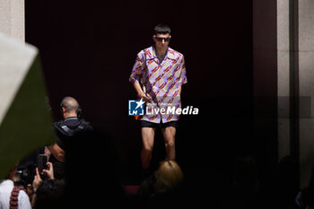 2024-06-17 - A model walks the runway the Gucci Men's Spring Summer 2025 Fashion Show during the Milan Fashion Week Menswear Spring/Summer 2025 at Triennale di Milano on June 17, 2024 in Milan, Italy. ©Photo: Cinzia Camela. - GUCCI - MILAN FASHION WEEK MEN'S SS 25 FASHION SHOW - OUTSIDE RUNWAY - NEWS - FASHION