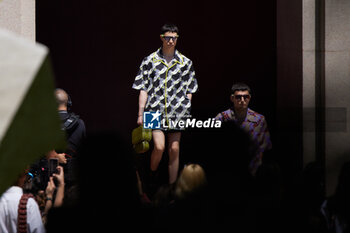 2024-06-17 - A model walks the runway the Gucci Men's Spring Summer 2025 Fashion Show during the Milan Fashion Week Menswear Spring/Summer 2025 at Triennale di Milano on June 17, 2024 in Milan, Italy. ©Photo: Cinzia Camela. - GUCCI - MILAN FASHION WEEK MEN'S SS 25 FASHION SHOW - OUTSIDE RUNWAY - NEWS - FASHION