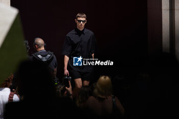 2024-06-17 - A model walks the runway the Gucci Men's Spring Summer 2025 Fashion Show during the Milan Fashion Week Menswear Spring/Summer 2025 at Triennale di Milano on June 17, 2024 in Milan, Italy. ©Photo: Cinzia Camela. - GUCCI - MILAN FASHION WEEK MEN'S SS 25 FASHION SHOW - OUTSIDE RUNWAY - NEWS - FASHION