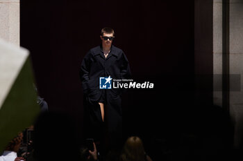 2024-06-17 - A model walks the runway the Gucci Men's Spring Summer 2025 Fashion Show during the Milan Fashion Week Menswear Spring/Summer 2025 at Triennale di Milano on June 17, 2024 in Milan, Italy. ©Photo: Cinzia Camela. - GUCCI - MILAN FASHION WEEK MEN'S SS 25 FASHION SHOW - OUTSIDE RUNWAY - NEWS - FASHION