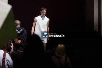 2024-06-17 - A model walks the runway the Gucci Men's Spring Summer 2025 Fashion Show during the Milan Fashion Week Menswear Spring/Summer 2025 at Triennale di Milano on June 17, 2024 in Milan, Italy. ©Photo: Cinzia Camela. - GUCCI - MILAN FASHION WEEK MEN'S SS 25 FASHION SHOW - OUTSIDE RUNWAY - NEWS - FASHION