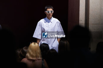 2024-06-17 - A model walks the runway the Gucci Men's Spring Summer 2025 Fashion Show during the Milan Fashion Week Menswear Spring/Summer 2025 at Triennale di Milano on June 17, 2024 in Milan, Italy. ©Photo: Cinzia Camela. - GUCCI - MILAN FASHION WEEK MEN'S SS 25 FASHION SHOW - OUTSIDE RUNWAY - NEWS - FASHION