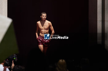 2024-06-17 - A model walks the runway the Gucci Men's Spring Summer 2025 Fashion Show during the Milan Fashion Week Menswear Spring/Summer 2025 at Triennale di Milano on June 17, 2024 in Milan, Italy. ©Photo: Cinzia Camela. - GUCCI - MILAN FASHION WEEK MEN'S SS 25 FASHION SHOW - OUTSIDE RUNWAY - NEWS - FASHION