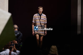 2024-06-17 - A model walks the runway the Gucci Men's Spring Summer 2025 Fashion Show during the Milan Fashion Week Menswear Spring/Summer 2025 at Triennale di Milano on June 17, 2024 in Milan, Italy. ©Photo: Cinzia Camela. - GUCCI - MILAN FASHION WEEK MEN'S SS 25 FASHION SHOW - OUTSIDE RUNWAY - NEWS - FASHION