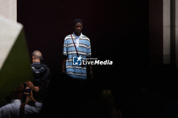 2024-06-17 - A model walks the runway the Gucci Men's Spring Summer 2025 Fashion Show during the Milan Fashion Week Menswear Spring/Summer 2025 at Triennale di Milano on June 17, 2024 in Milan, Italy. ©Photo: Cinzia Camela. - GUCCI - MILAN FASHION WEEK MEN'S SS 25 FASHION SHOW - OUTSIDE RUNWAY - NEWS - FASHION